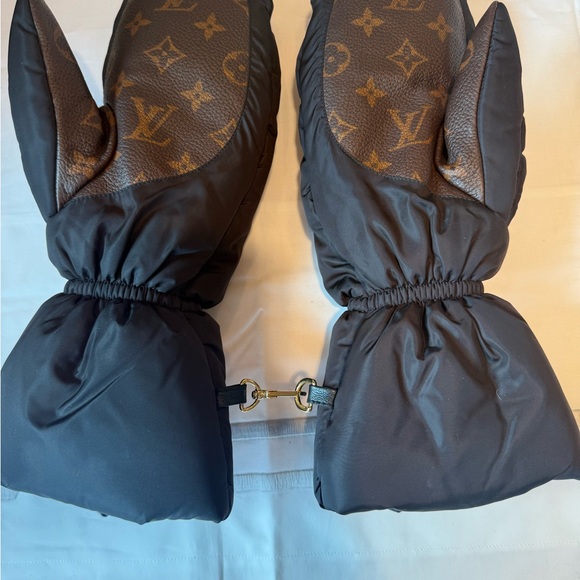 Louis Vuitton Monogram Ski Mittens – Black/Brown (Brand New) - Picture 1 of 3